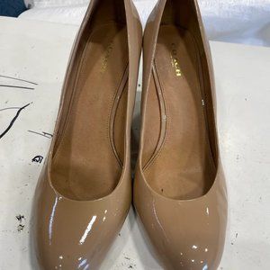 Coach women's beige faux leather pump round toe wedge heels size 9
